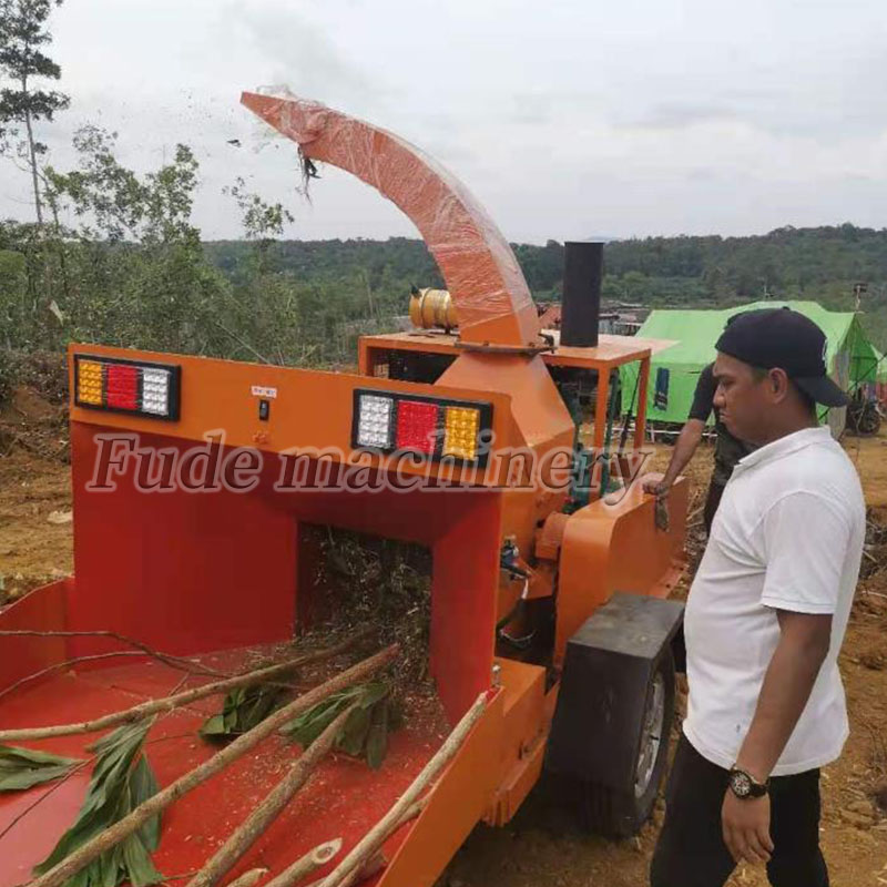 Mobile wood crusher