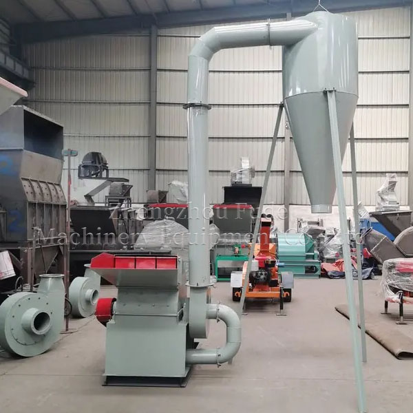 Sawdust crusher with dust removal