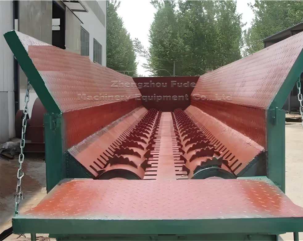 Wood peeling machine