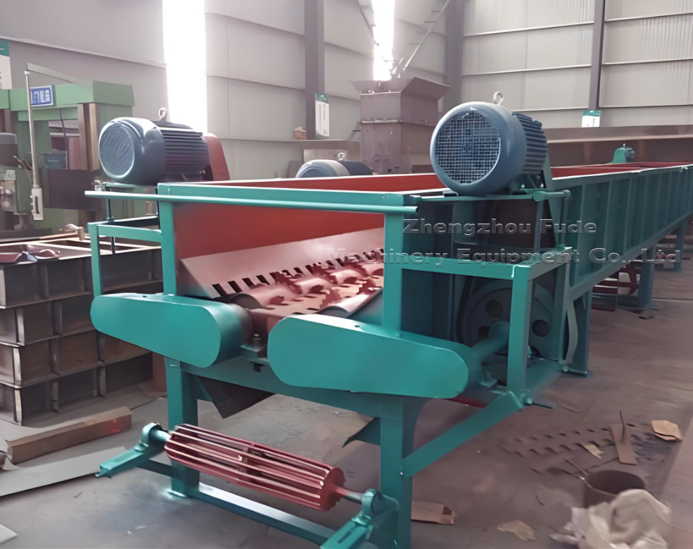 Wood peeling machine