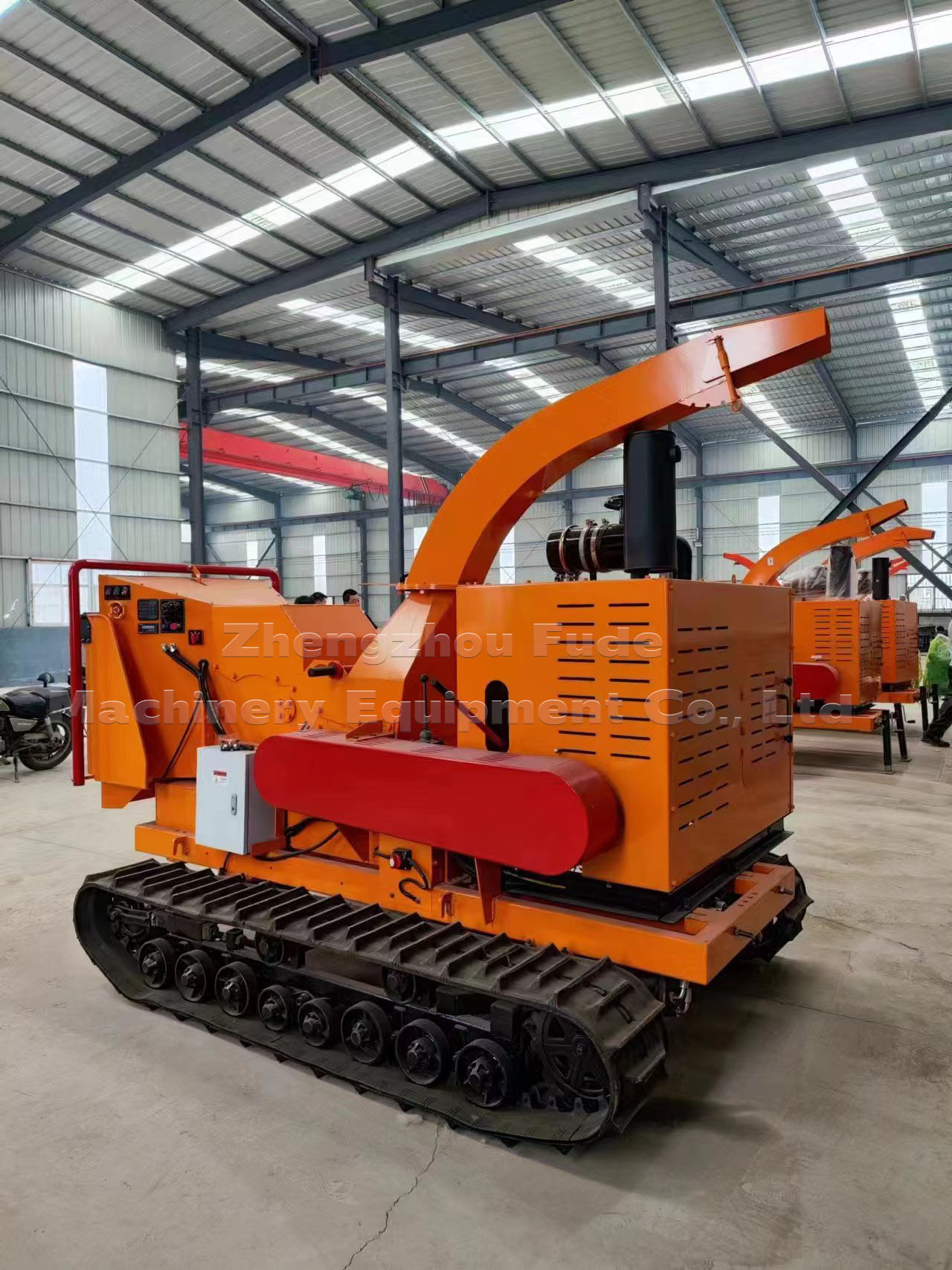 Crawler type tree branch crusher